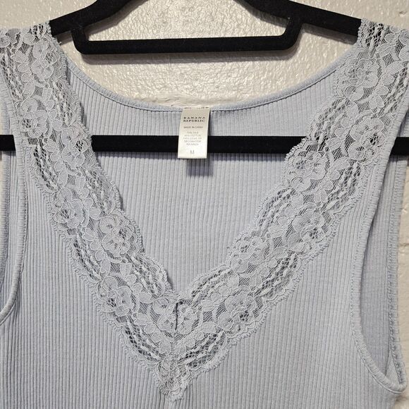 Banana Republic Tank Top Size M Light Blue Lace Trim V-Neck - Picture 2 of 8